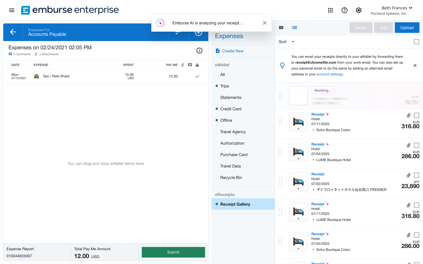 Beleggalerie, die eine Meldung über die erfolgte Verarbeitung und Funkensymbole auf von KI verarbeiteten Belegen zeigt.